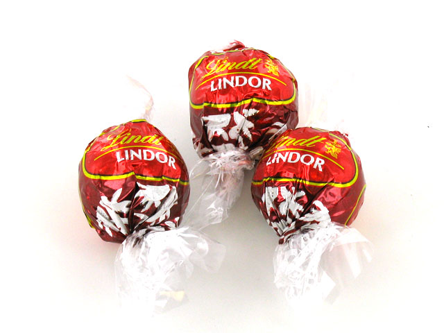 lindt-lindor-milk-chocolate-truffles.jpg